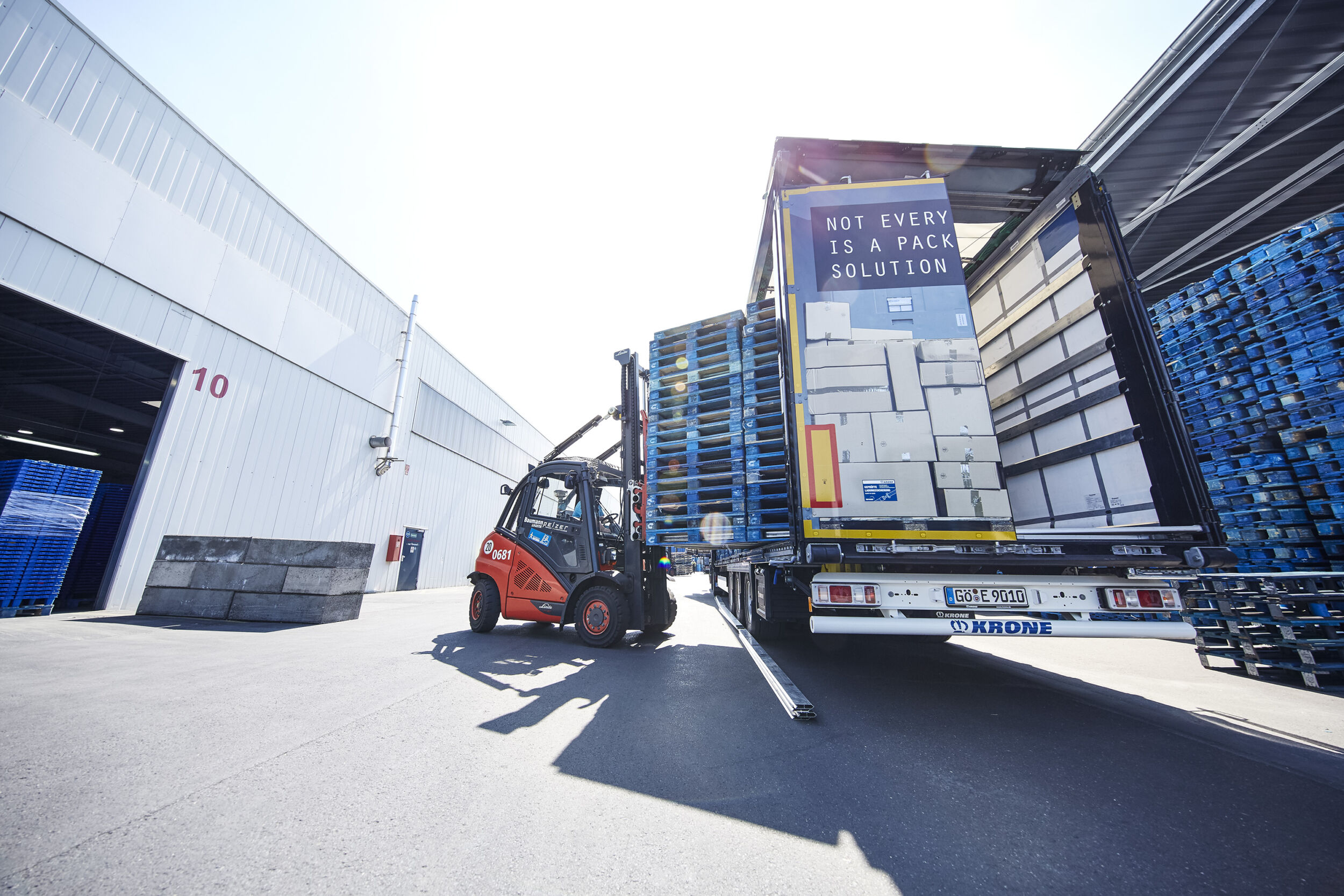 Die von Chep eingesetzten Europaletten sind als robuste Mehrzweckpaletten konzipiert und auf den Einsatz in unterschiedlichen Distributions- und Transportprozessen ausgelegt.