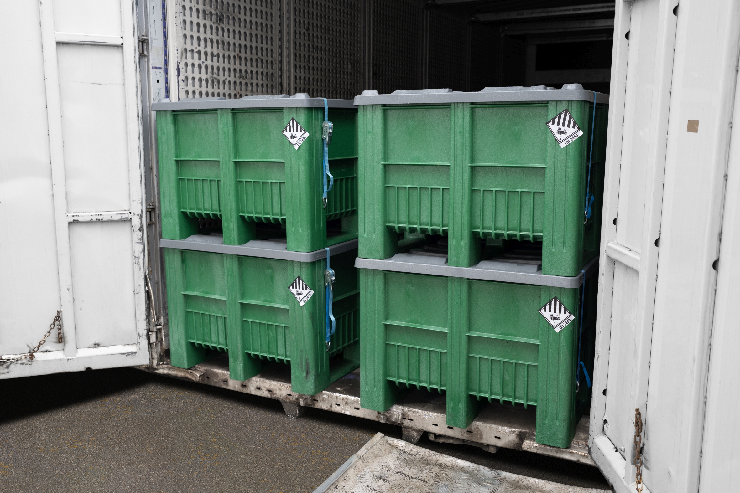 Garantiert sichere Gefahrgutlogistik: Ein deutsches Joint-Venture-Unternehmen setzt beim ganzheitlichen Batterierecy-cling auf die UN-zertifizierten CB3 Palettenboxen von Craemer.