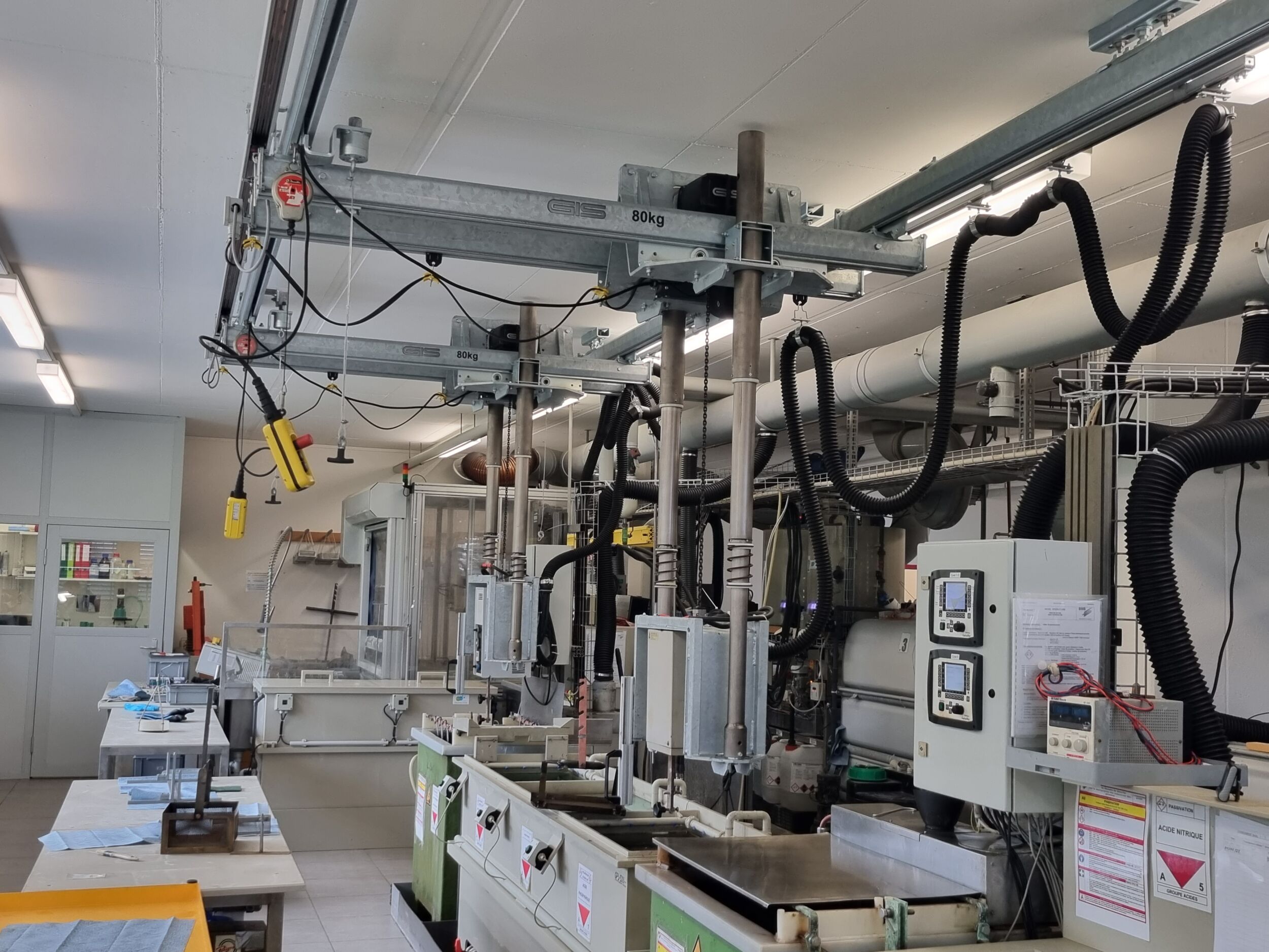 Das korrosionsbeständige GISKB Kransystem zum Eintauchen von Werkstücken in Tauchbäder.