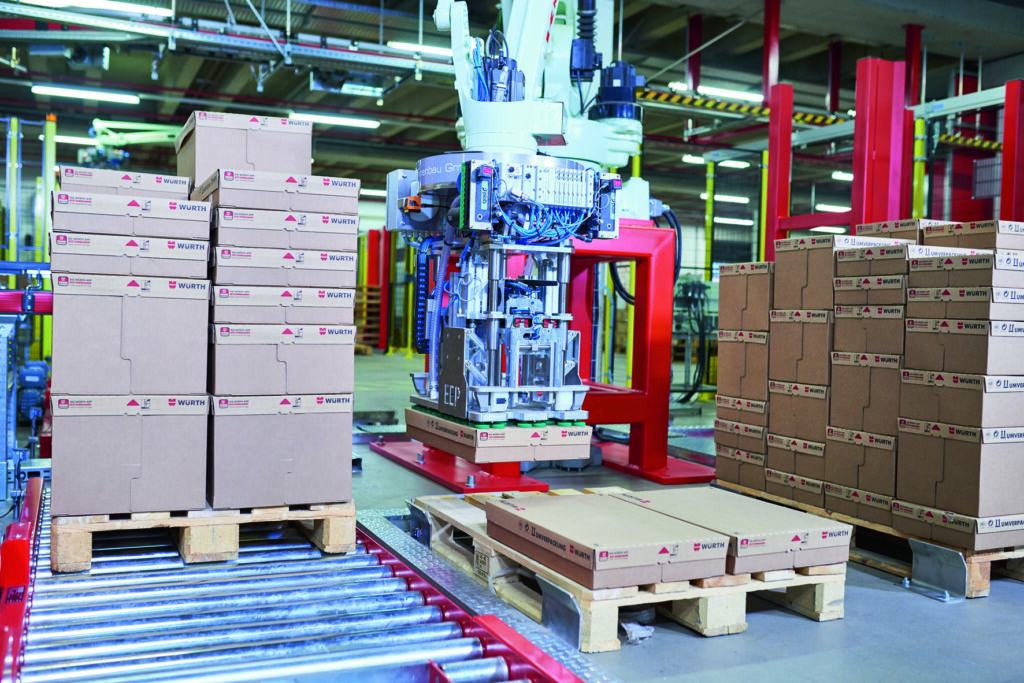 Bei Würth in Böheimkirchen übernehmen zwei Versandroboter von Knapp die effiziente Palettierung von Behältern und Kartons. Jeder Roboter kann gleichzeitig acht Versandpaletten bearbeiten und stapelt diese platzsparend sowie in der korrekten Versandreihenfolge. So werden bis zu 7.000 Pakete pro Stunde auf Paletten vorbereitet, die anschließend an Kunden in ganz Österreich ausgeliefert werden.