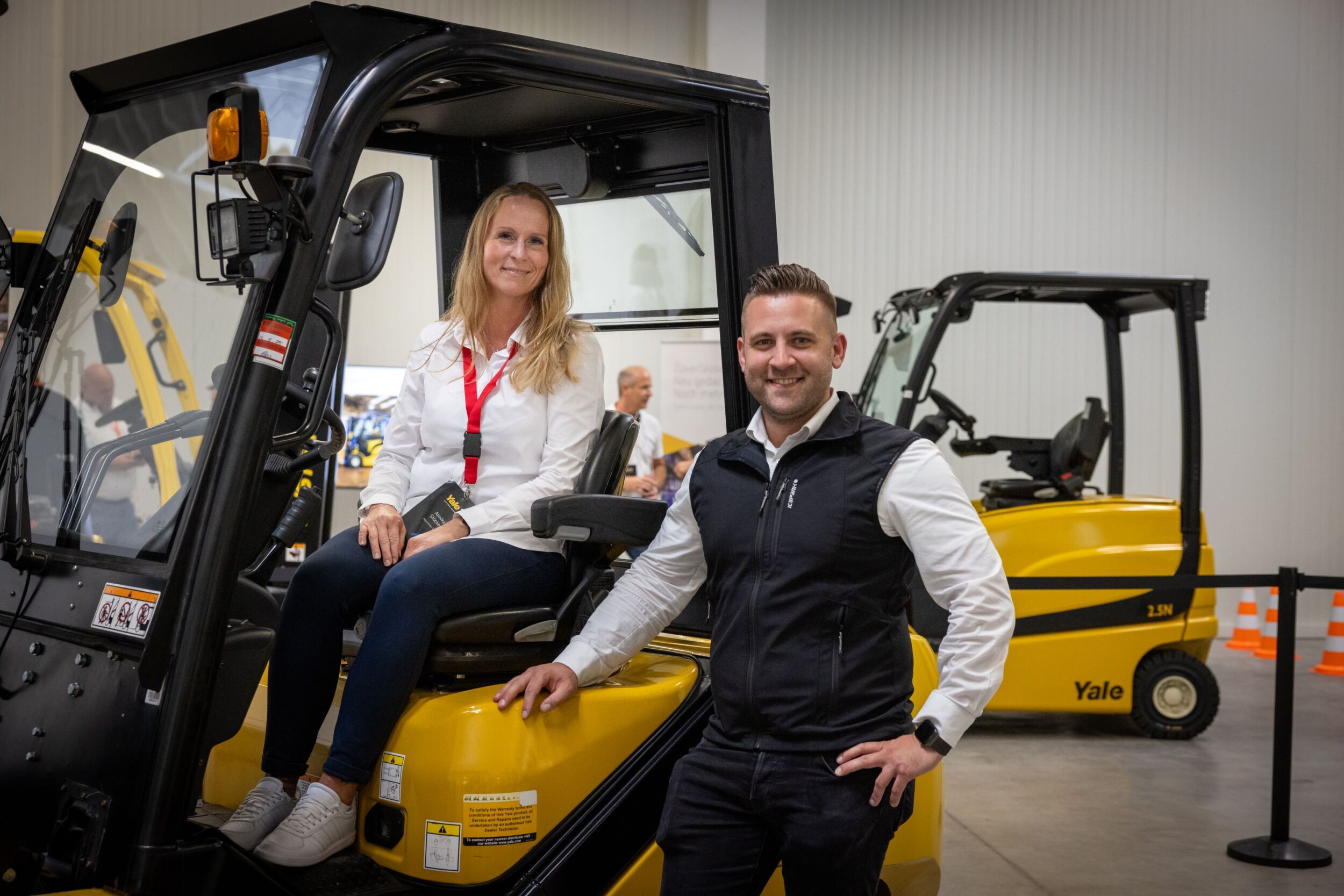 Annika Stöcker, Geschäftsführerin von Appenfelder (li.), Robert Kuhlmann, Area Business Manager bei Yale (re.).