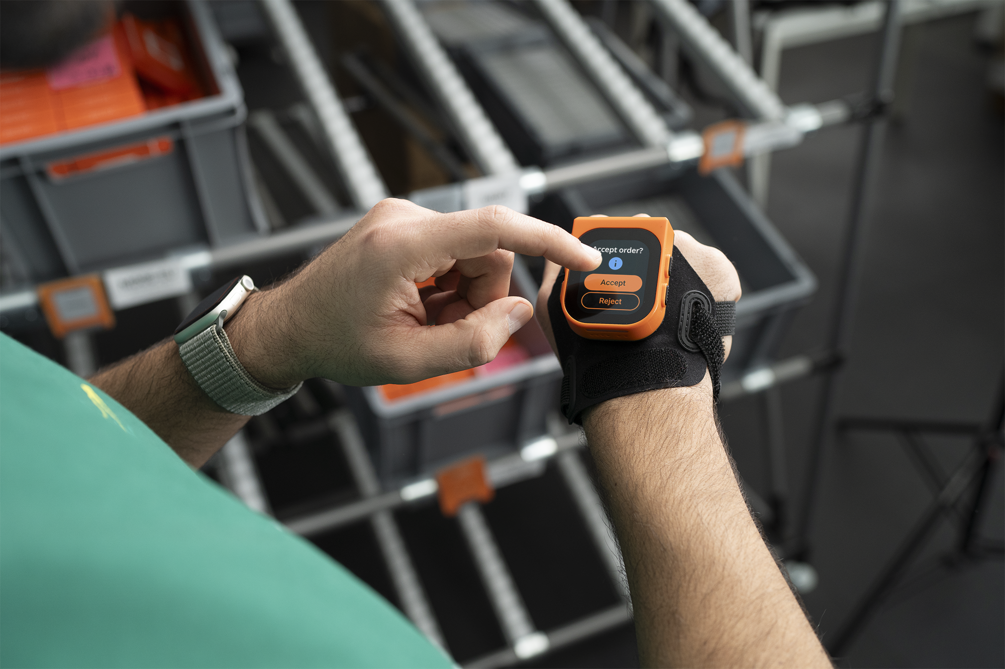 Der tragbare Assistent MAI von ProGlove bringt die Daten unmittelbar dorthin, wo sie eine Wirkung entfalten: auf den Shopfloor, in die Hände der Mitarbeiter.