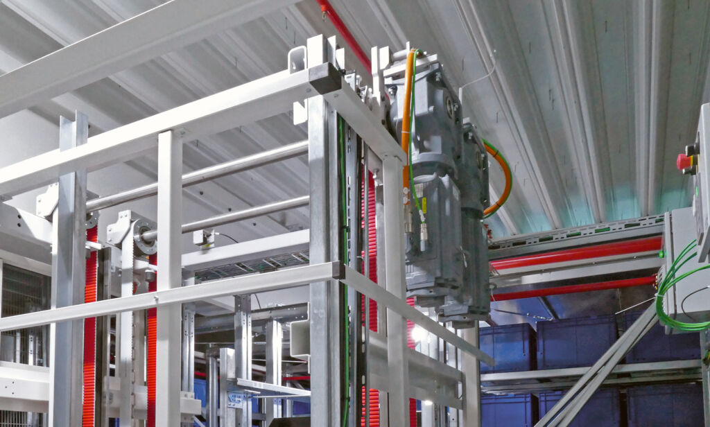 Synchron-Servomotoren CMP112 M mit Kegelradgetrieben KA77B von SEW-Eurodrive bewegen über die roten Zahnriemen die Shuttle-Aufzüge.