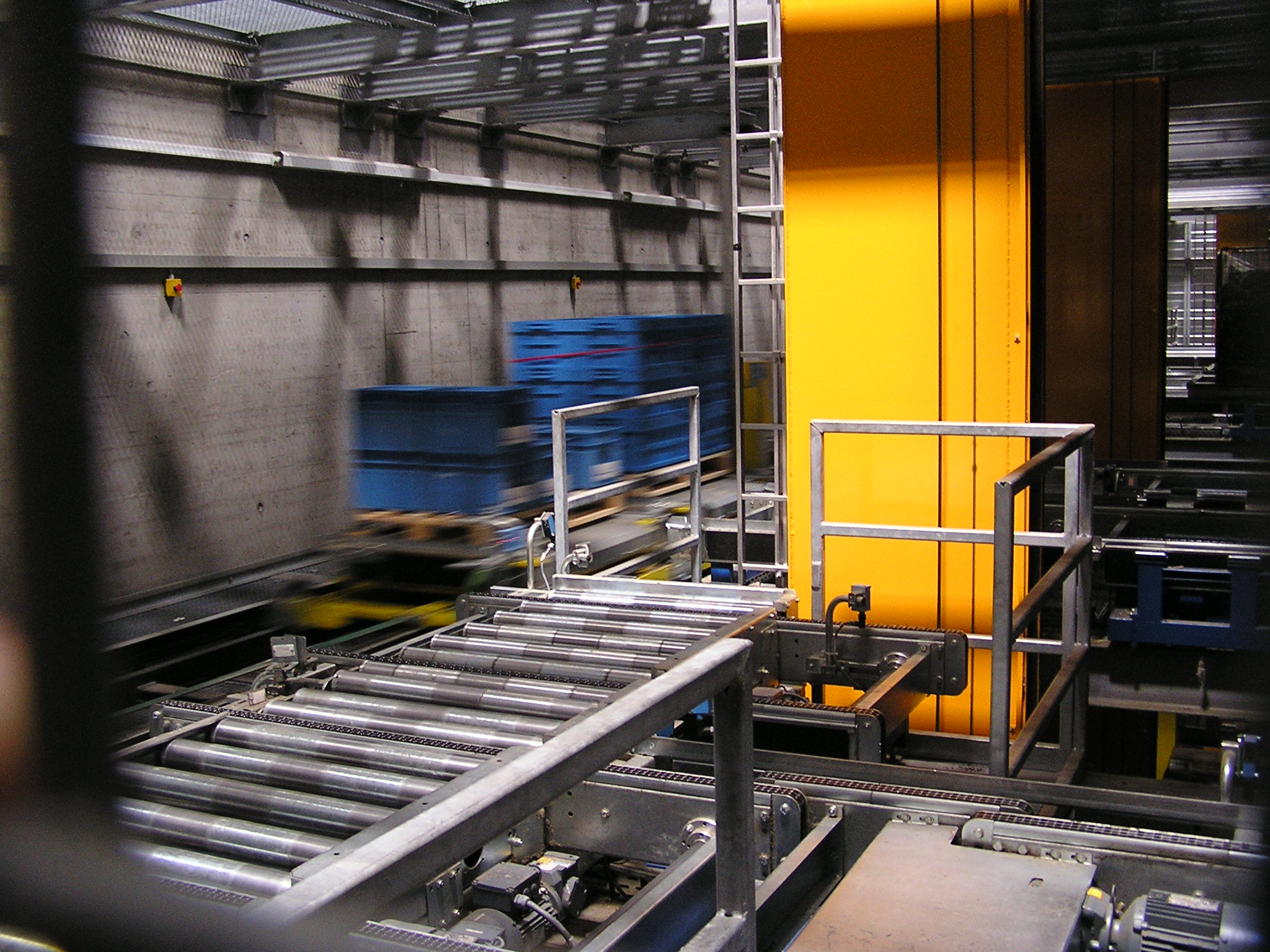 Die Einbindung von Robotiklösungen führt zu einer Optimierung des Materialflusses - und sorgt für eine Senkung der Kosten und einer Beschleunigung der Durchlaufzeiten.