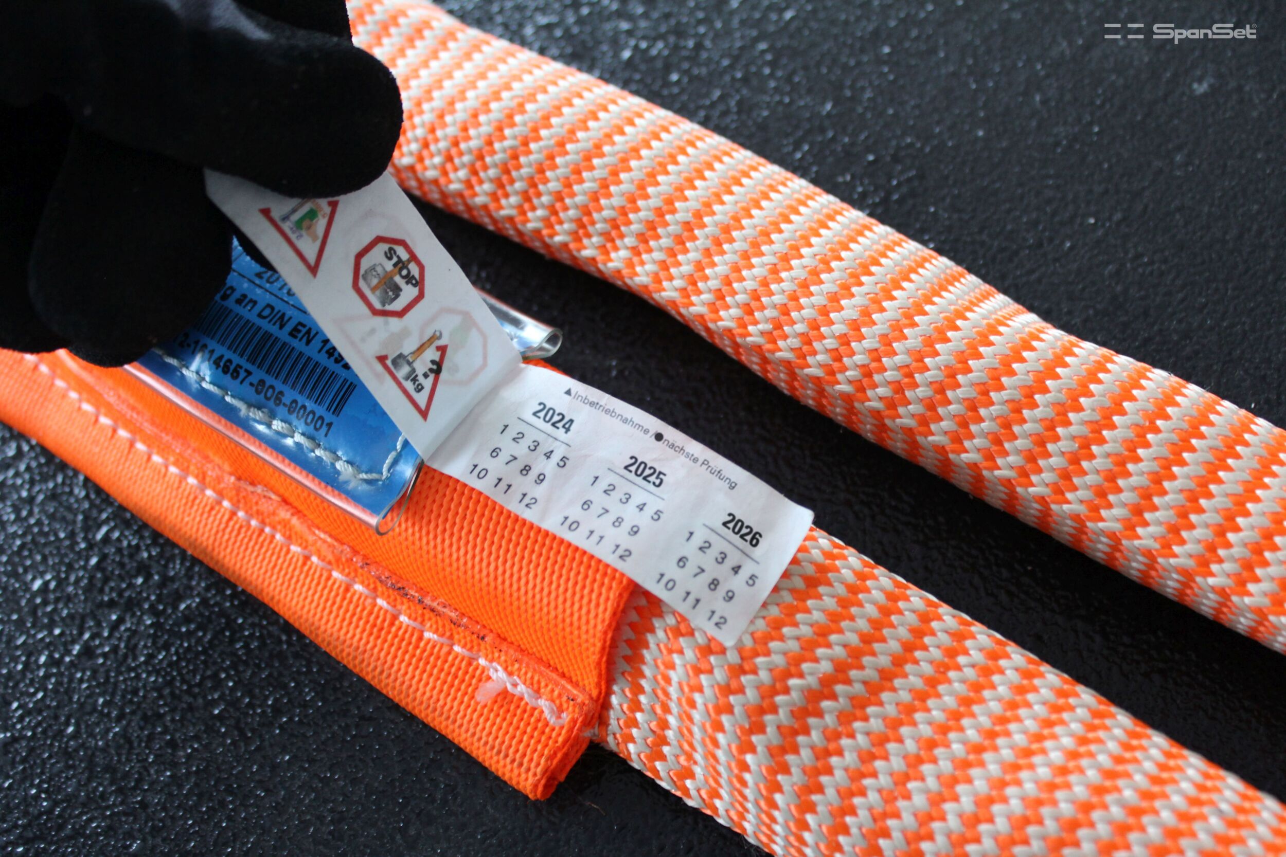 Vernähung des Zusatzlabels zusammen mit dem Produktlabel an der Rundschlinge. Das Zusatzlabel dient unter anderem zur Kennzeichnung sowie Dokumentation.