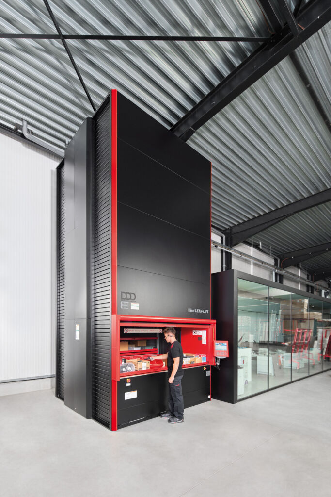 Der deckenhohe Hänel Lean-Lift in der schwarz-roten Sonderlackierung folgt dem Farbkonzept von Snelcoating.
