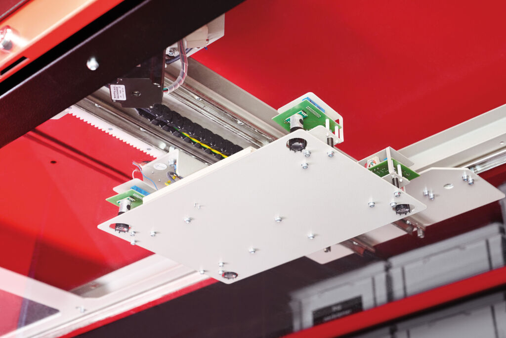 Das Hänel Pick-o-Light Vario ist in die Entnahmestelle integriert und markiert den angeforderten Artikel per LED-Einheit.