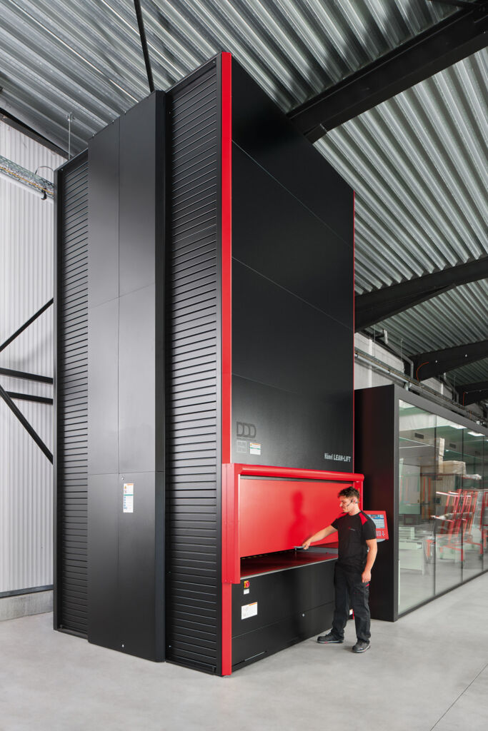 Die abschließbare Schiebetür schützt das Lagergut zuverlässig vor äußeren Einflüssen.