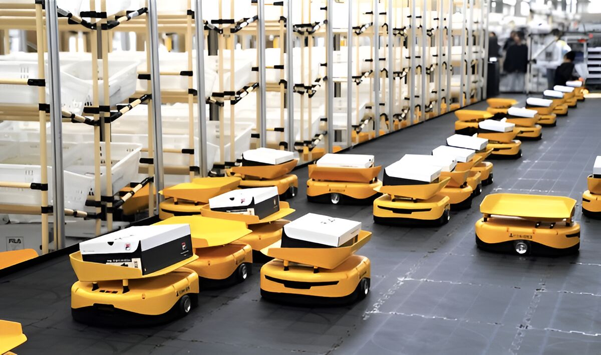 Bei der Automatisierung des Kühne+Nagel-Logistikzentrums in Châtres wurden ca. 50 Libiao-AMRs von Körber Supply Chain Software integriert.