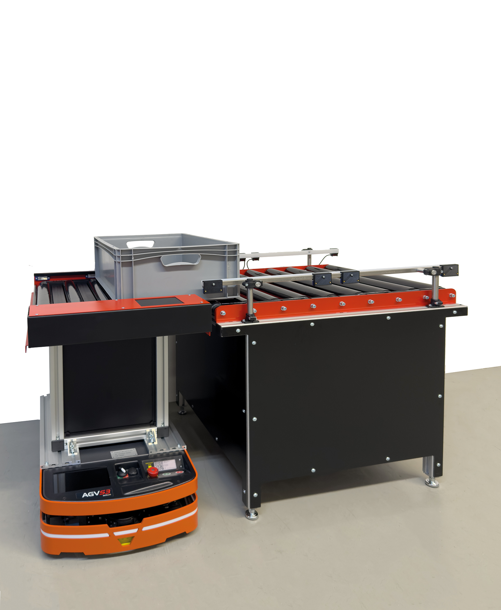 AMR realisieren einen effizienten Materialfluss, hier mit der motorisierten Transferstation von RK Schmidt Systemtechnik.