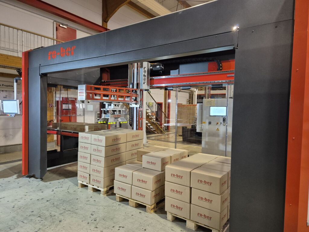 Kompaktpalettierer KP100 mit drei Palettenstellplätzen.