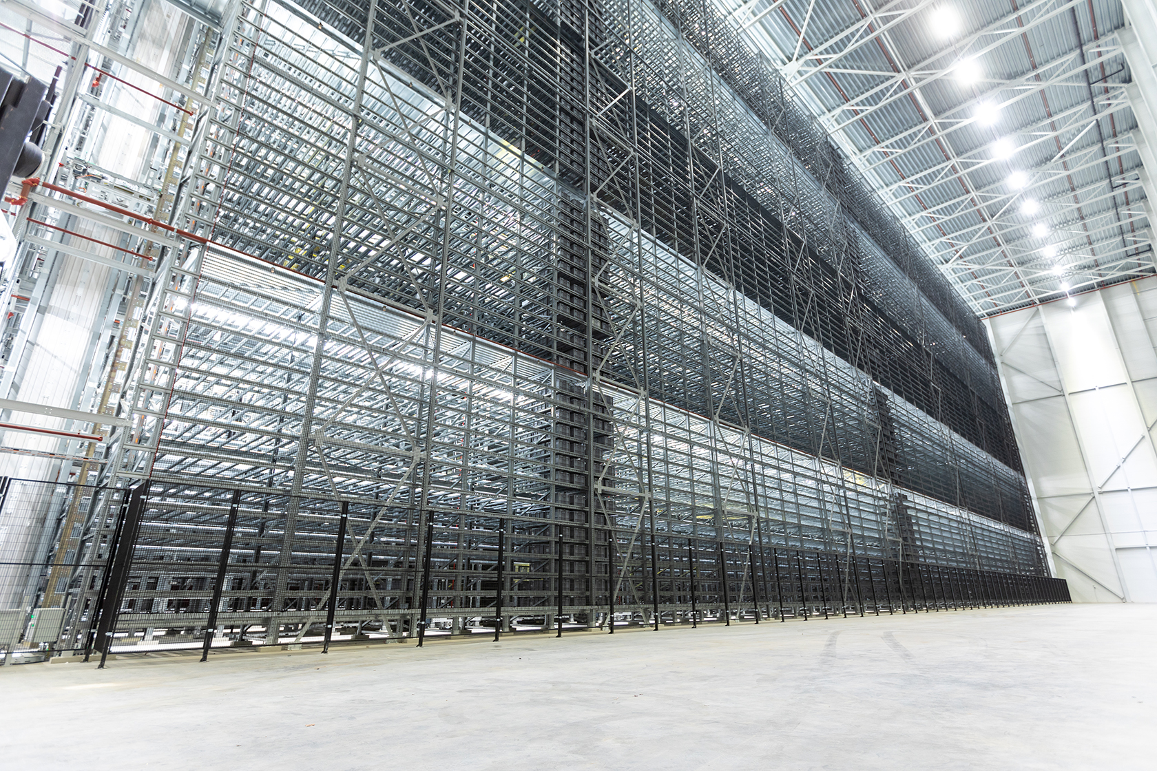 Das hochmoderne, vollautomatische Behälterlager befindet sich in einem 30m hohen Gebäude und hat eine Kapazität von 150.000 Behältern.