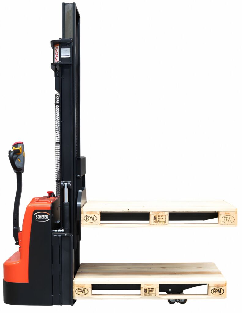 Der Stapler ist mittels Initialhub in der Lage, mit seinen, unterhalb der Hub-Gabeln, angeordneten Fahr-Gabeln eine zweite Palette aufzunehmen.