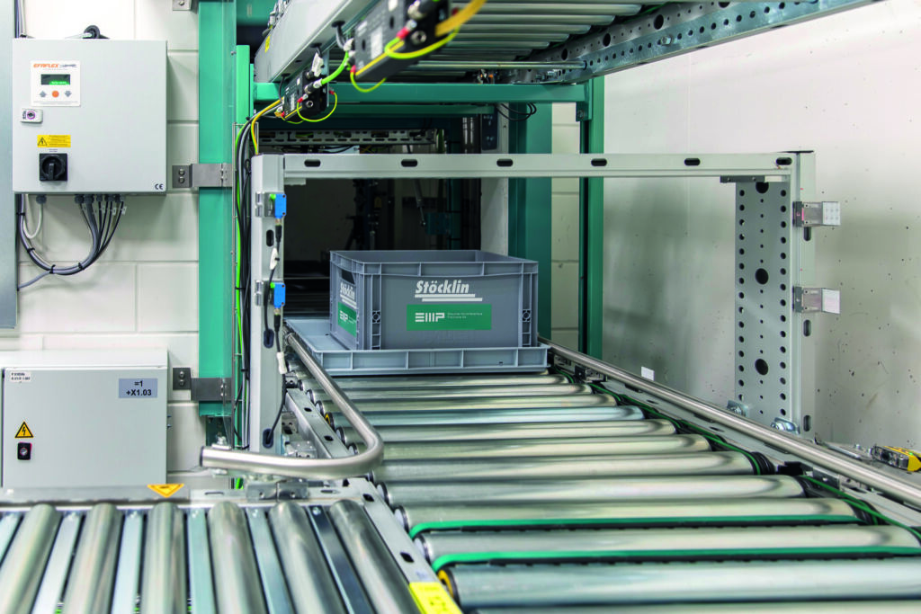 EMP plante und realisierte mit Stöcklin ein vollautomatisches Hochregallager für rund 12.000 Behälter sowie ein manuelles Lager für 800 Paletten in der Mitte seines neuen Hochtechnologiegebäudes.