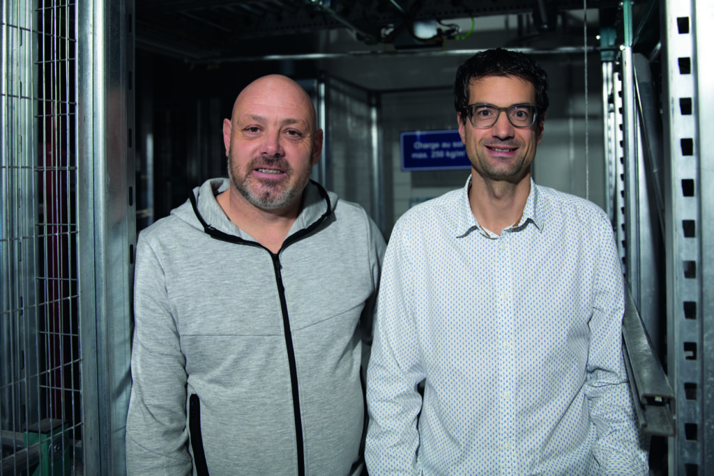 Jocelyn Houlmann, Lager- und Versandleiter bei EMP (l.); Frédéric Droz, Verantwortlicher Technik bei EMP (r.).