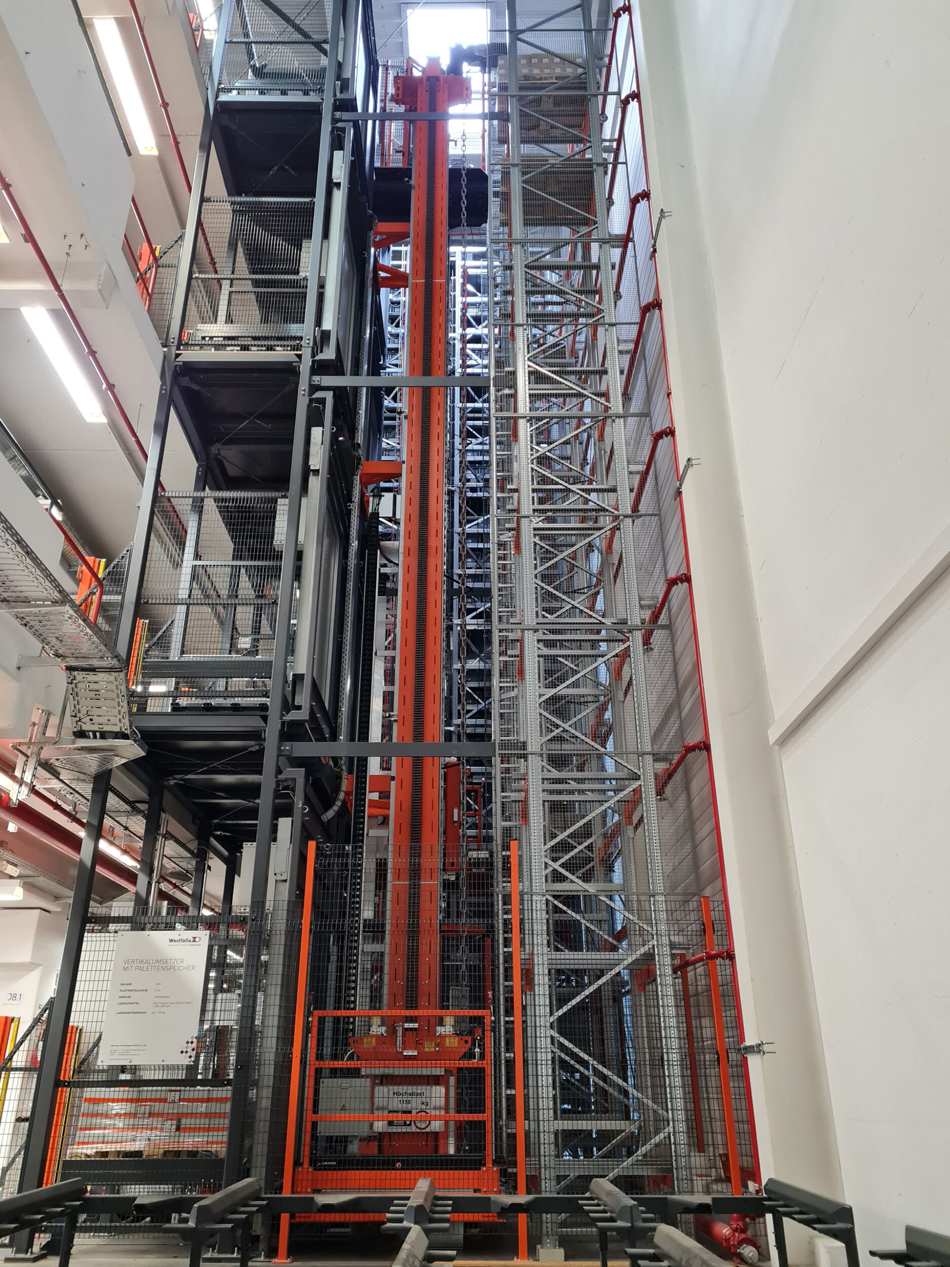 13,7m hohe Senkrechtförderer mit Regalsystem