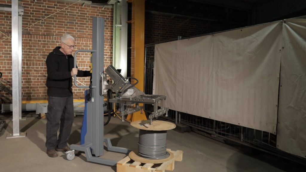 Der EzzLIFTmaster150 ist für das Handling von Kabeltrommeln bis 150kg geeignet.