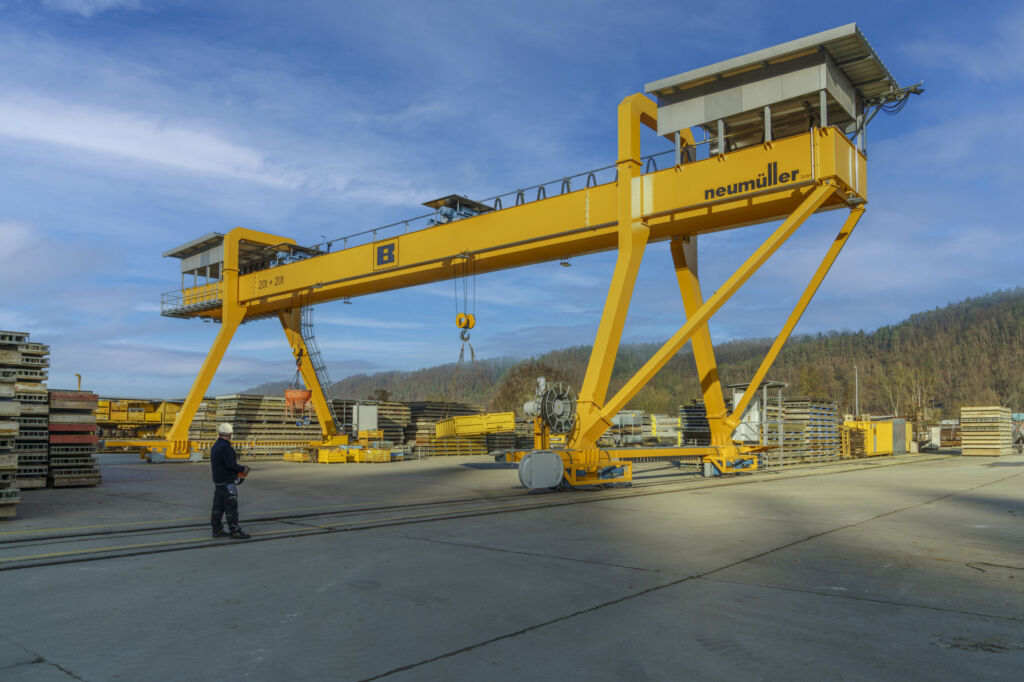 Der Portalkran mit Demag Komponenten in Zahlen: Spurweite 26m, beidseitige Auskragung rund 8m, zwei DH-Hubwerke mit je 20t Tragfähigkeit, Hubhöhe 10m.