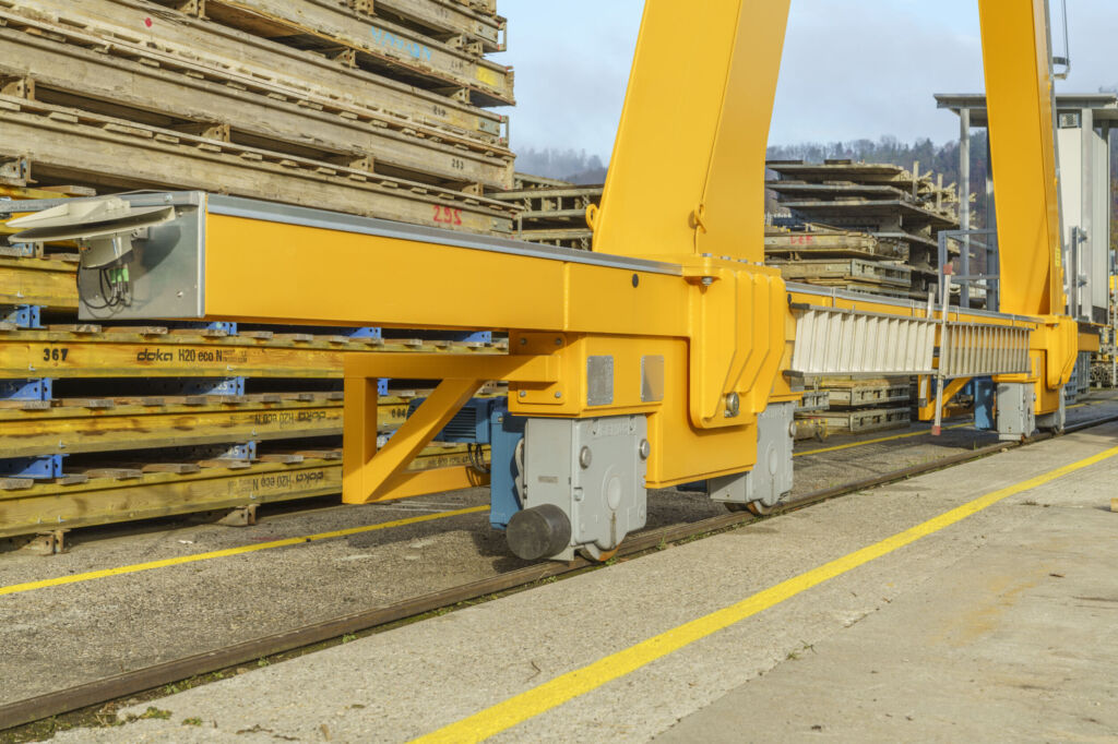 Der Portalkran wird präzise verfahren mit acht Demag Fahreinheiten, bestehend aus DRS-Radblöcken 500 und Getriebemotoren.