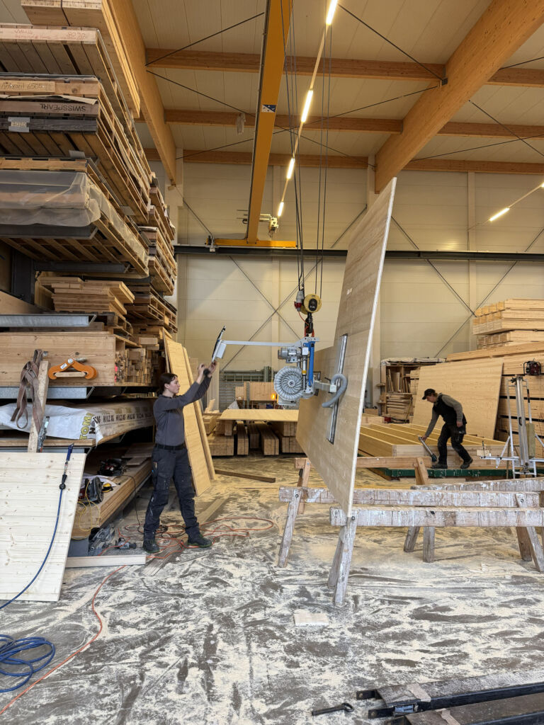 Mit wenigen Handgriffen ist der GIS Vakuumheber an den Hallenkran angeschlossen und steht für den Platten- und Gütertransport in der ganzen Werkhalle zur Verfügung.