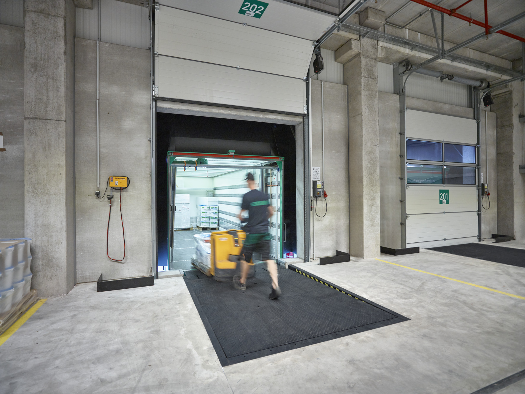 Mit der Baureihe 3 bietet Hörmann jetzt auch ein innovatives Renovierungskonzept, das den Austausch von Überladebrücken in Bestandsgebäuden deutlich vereinfacht.