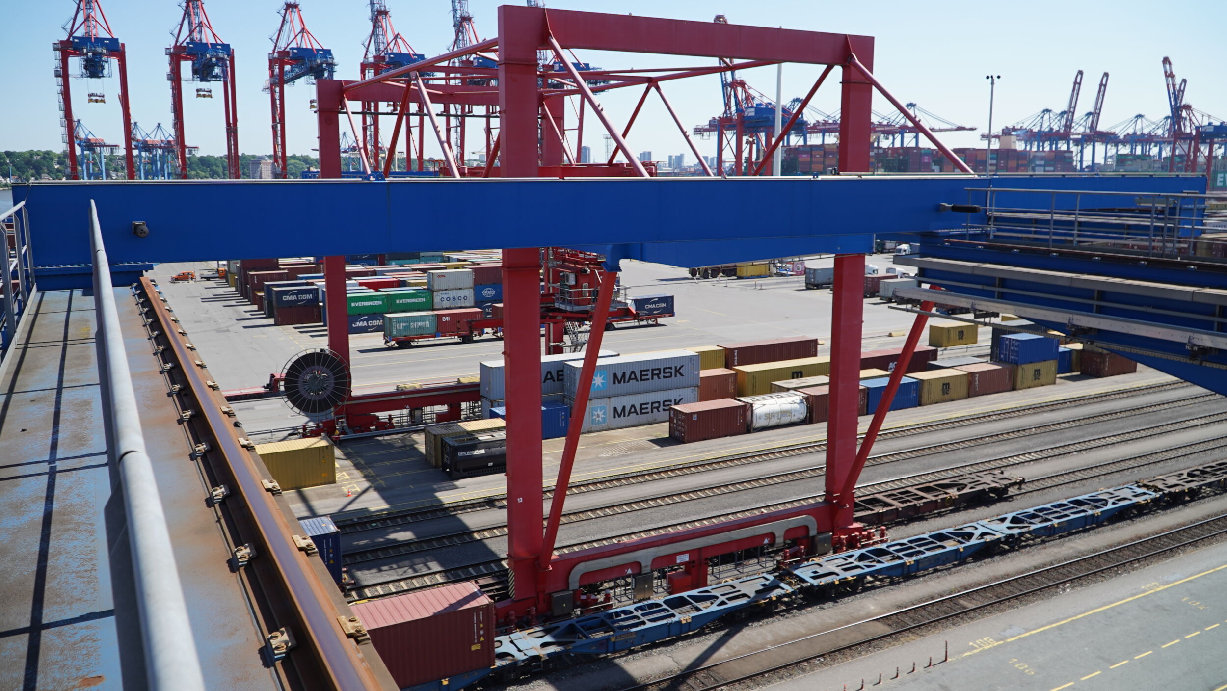 Sieben Verladebrücken von Eurogate kümmern sich am Hamburger Containerhafen um die schnelle und zuverlässige Zugabfertigung an Deutschlands größtem KV-Bahnhof.