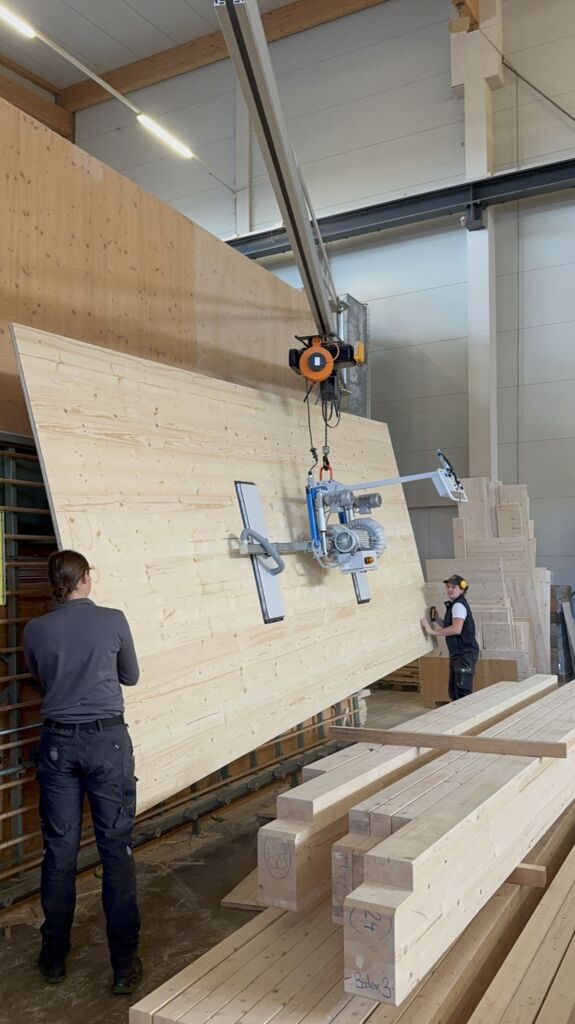 Dank Kippfunktion des GIS Vakuumhebers lässt sich das Transportgut sehr einfach von der horizontalen in die vertikale Position bringen.