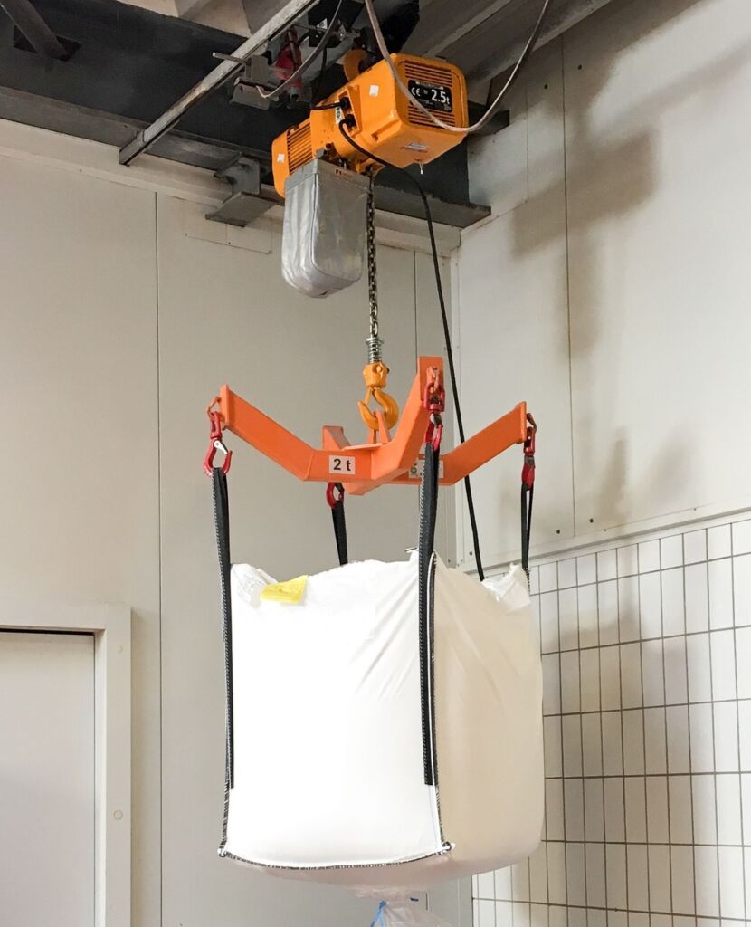 Der Kito FER2 Bronze Elektrokettenzug in einer Big-Bag Anwendung.