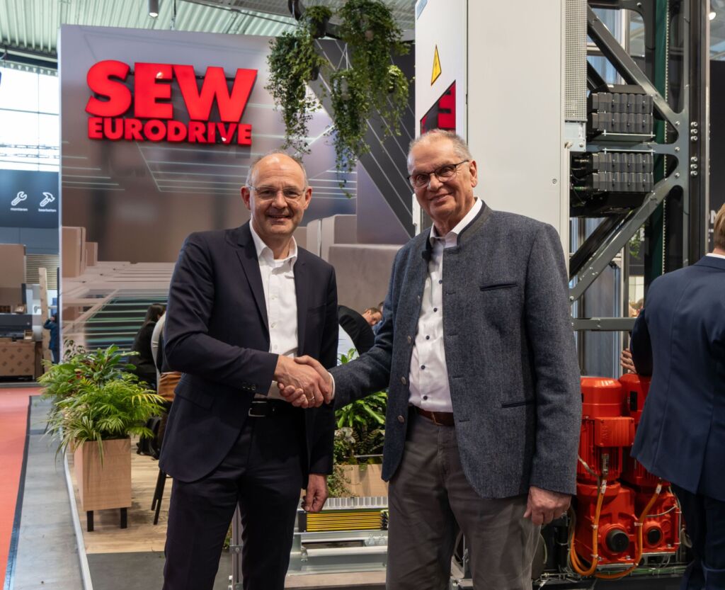 Dr. Hans Krattenmacher, Geschäftsführer Corporate Innovation Mechatronik bei SEW-Eurodrive (l.) und Michael Wolter, Inhaber und Geschäftsführer von Safelog (r.).