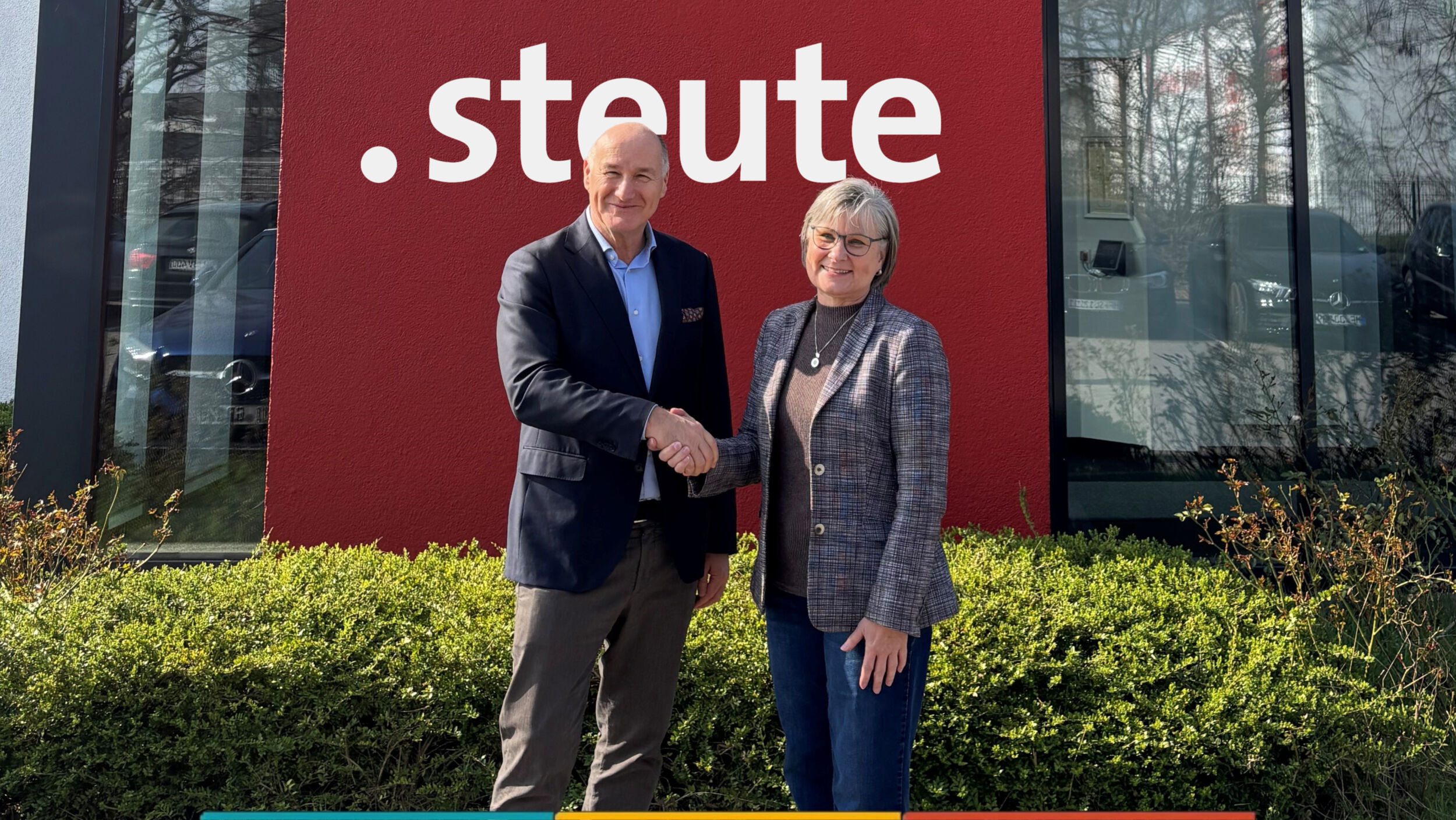 Martin Kunz, CEO von Steute Technologies (l,) und Birgit Sacha, Leiterin von Kiepe Industry (r.).
