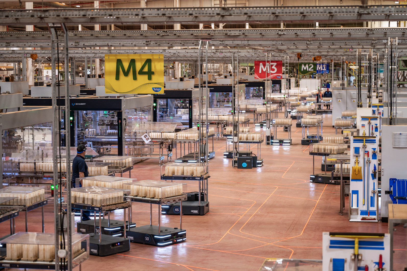 In der vollautomatisierten Teeproduktion, wo Effizienz und Präzision von größter Bedeutung sind, hat sich das fahrerlose Transportsystem Herbie von Carrybots als zukunftsweisende Lösung erwiesen.