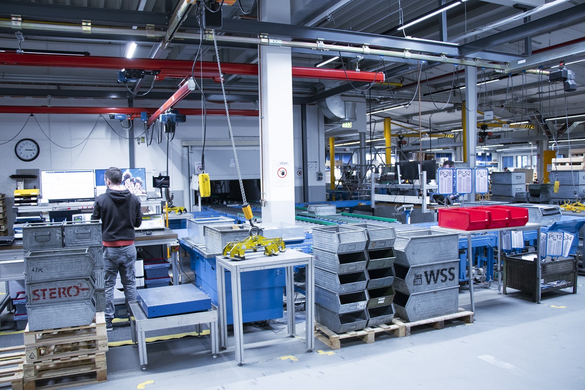 Das Hochregallager bei WSS dient sowohl als Versandlager als auch der Versorgung der Produktion mit Baugruppen und Teilen.