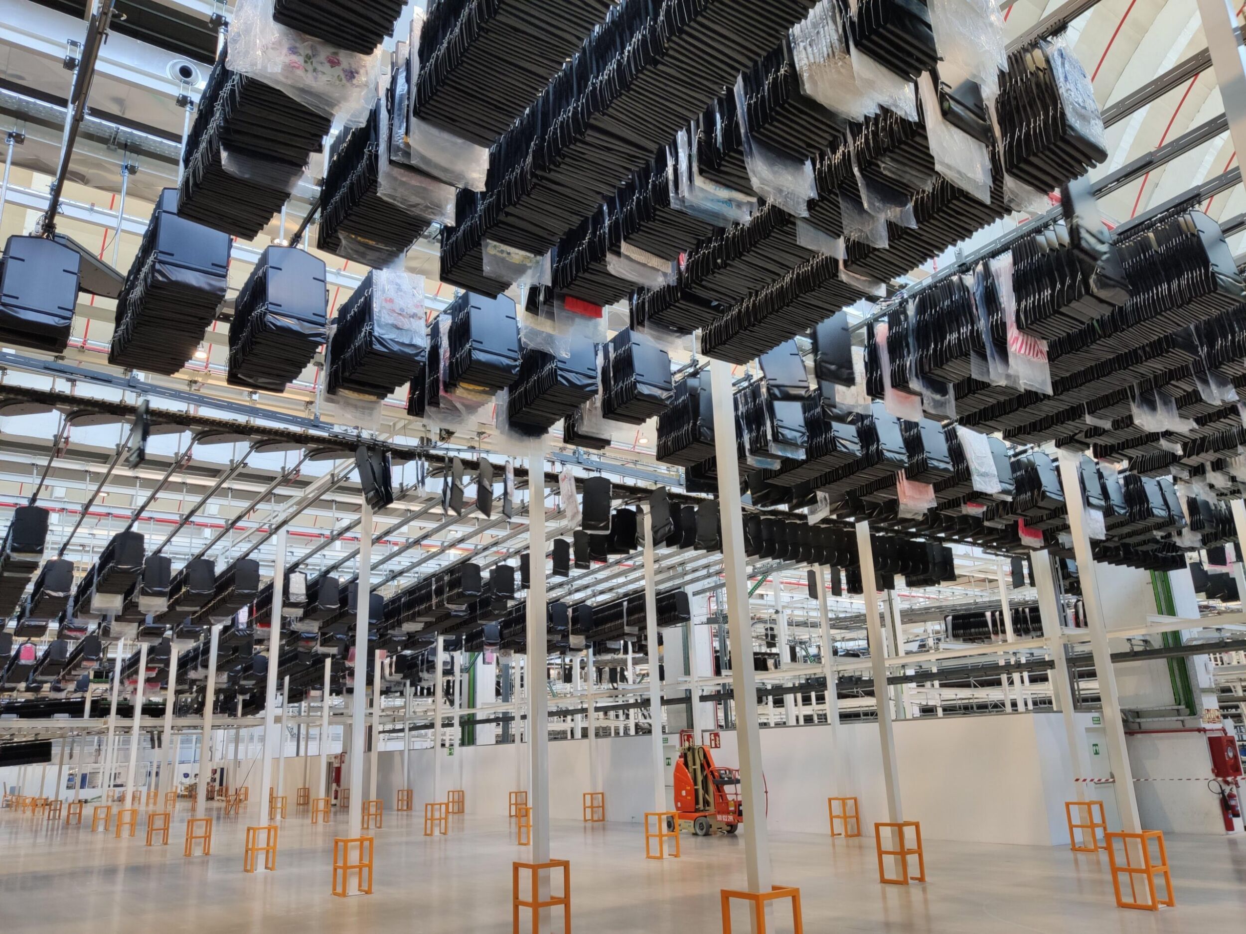 Taschensorter wie Ferag.Skyfall sind vielseitig einsetzbar, vereinen die Prozessaufgaben Sortieren, Puffern und Sequenzieren in einem einzigen System und sparen Energie. Die Installation erfordert allerdings ausreichend hohe Räumlichkeiten.