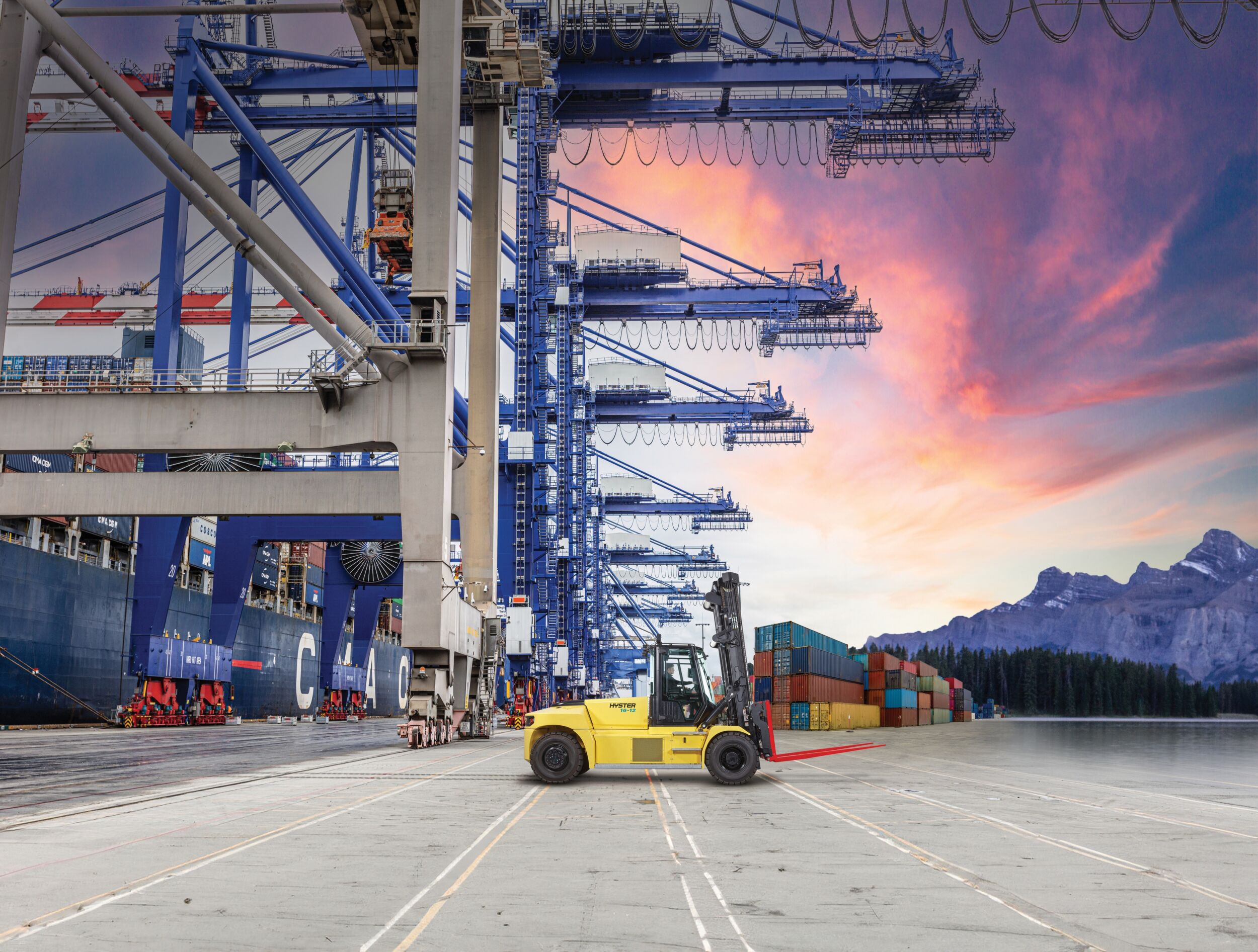 Hochleistungsstapler aus der Hyster® J10-18XD-Serie in Anwendung Terminal