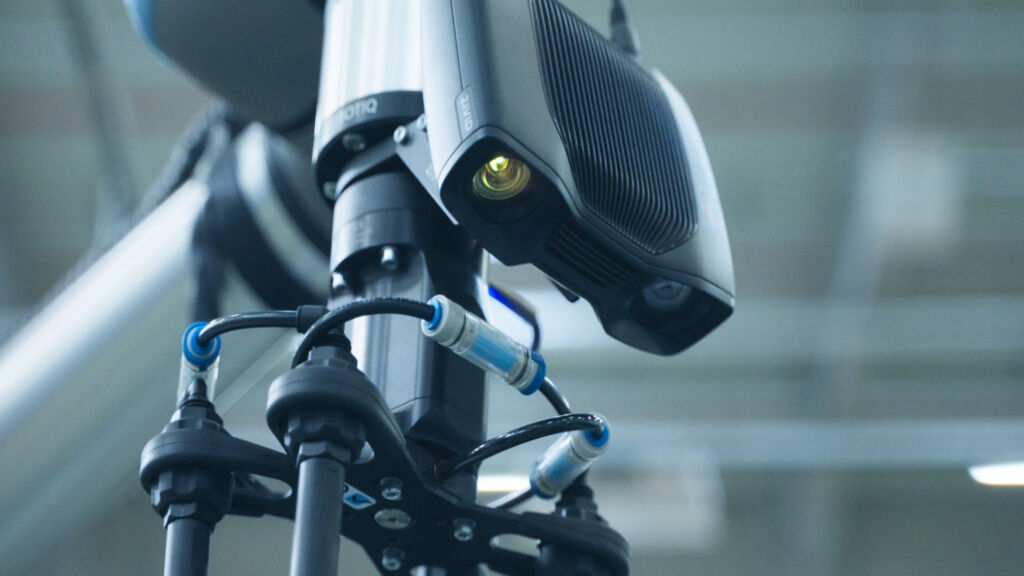 Mithilfe einer am Cobot installierten 3D-Kamera erkennt das System die verschiedenen KLT-Typen und deren Lage - unabhängig davon, wie sie auf dem Fließband liegen.