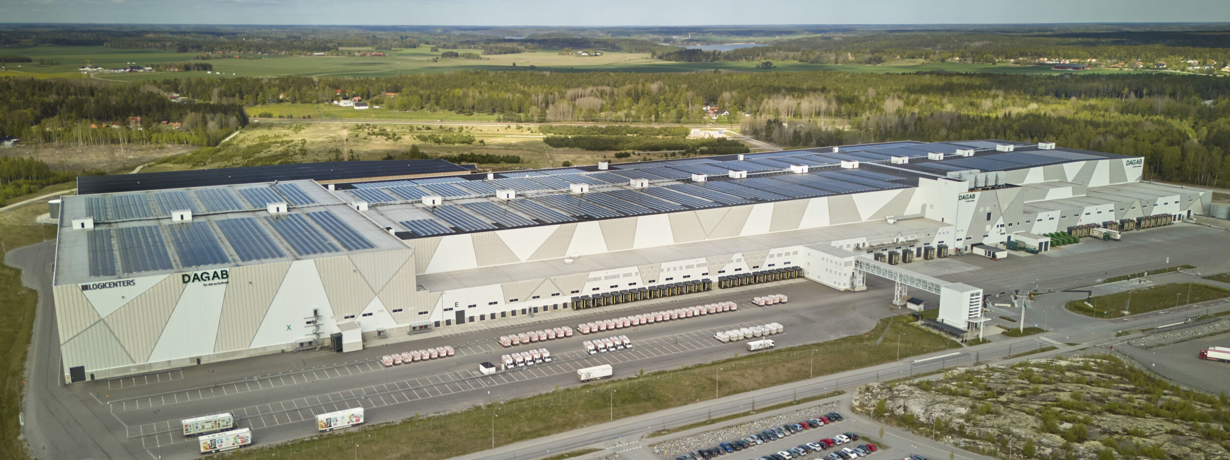 Die hochautomatisierte Anlage 40km nordwestlich von Stockholm beliefert täglich mehr als 1.500 Filialen sowie viele Tausend Endkunden via Click&Collect und Home-Delivery.