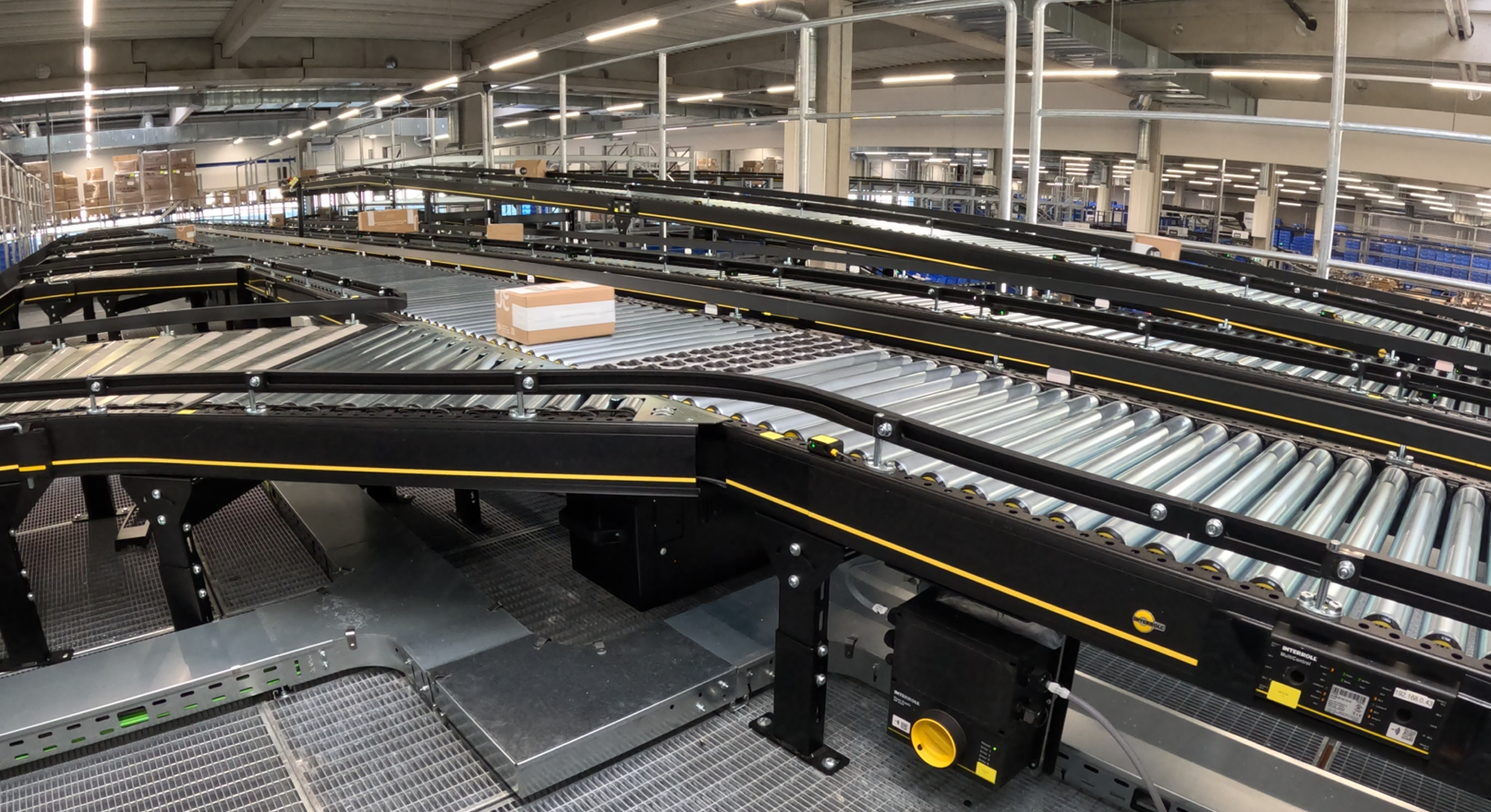 Ringana hat seine bestehende Verpackungs- und Versandanlage mit neuer Förder- und Sortiertechnik von Interroll inklusive dezentralem Steuerungssystem MCP Play modernisiert und erweitert.