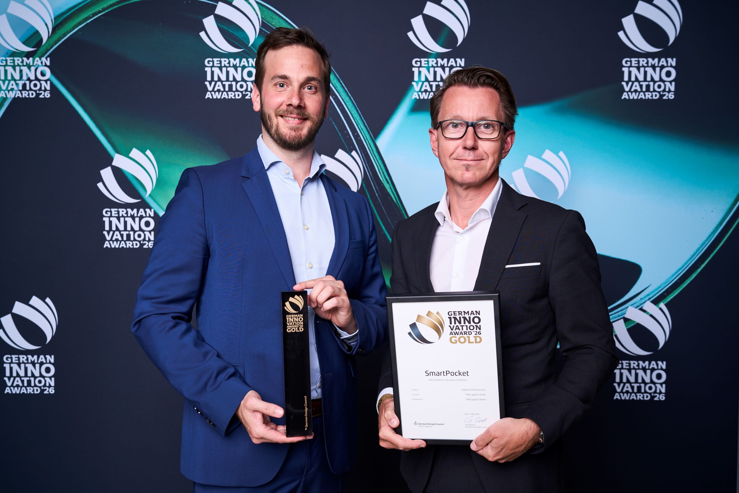 Bild: Grand Visions; Gernot Wöckinger, Program Manager Smart Pocket (l.), und Gerhard Bammer, Director R&D Smart Mechatronics (r.)