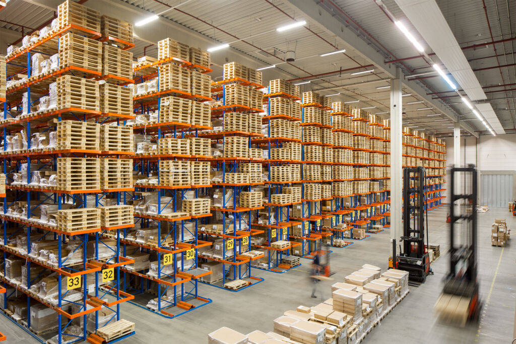 Seit mehr als 30 Jahren bietet das inhabergeführte Familienunternehmen RMD Logistics Logistiklösungen für Wareneingang, Lagerhaltung, Kommissionierung, Versand und Retourenabwicklung.