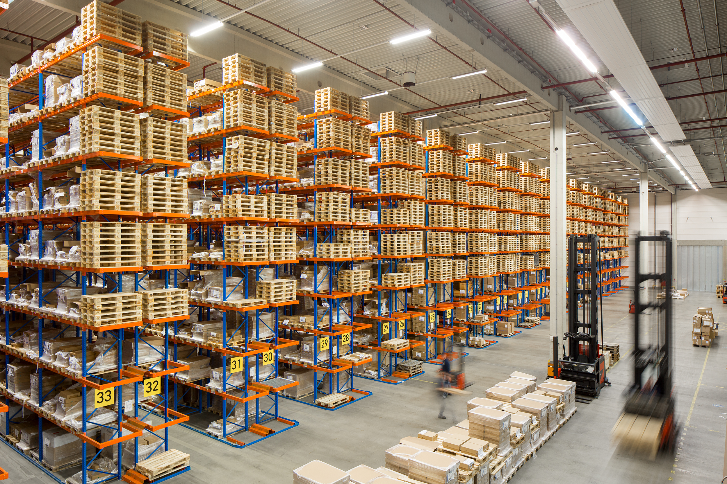 Seit mehr als 30 Jahren bietet das inhabergeführte Familienunternehmen RMD Logistics Logistiklösungen für Wareneingang, Lagerhaltung, Kommissionierung, Versand und Retourenabwicklung.