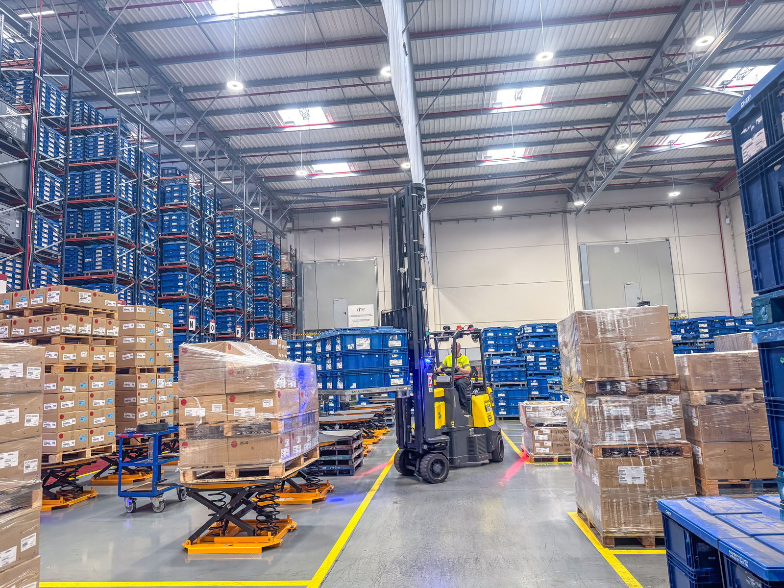 Jeder Aisle Master ist mit zusätzlichen Sicherheitsmerkmalen wie am Mast montierten Kameras, blauen Fußgängersicherheitsleuchten und roten Halo-Sicherheitsleuchten ausgestattet.
