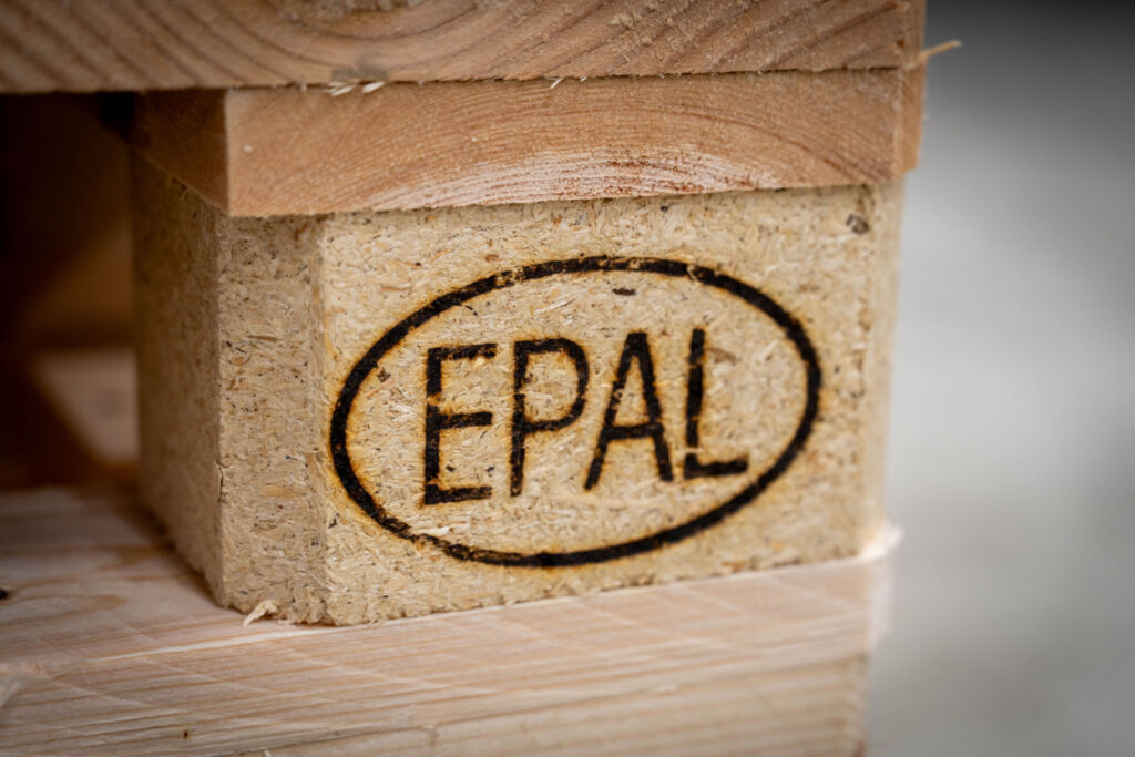 Die mehr als 1.700 Lizenznehmer der Epal stellen täglich Epal-Paletten her oder reparieren diese.
