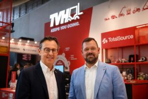 TVH Vorstandsmitglied Bernard De Meester (l.) und Robin Kohlhoff, Geschäftsführer von TVH Deutschland, registrieren alljährlich große Kunden-Resonanz auf dem Logimat-Messestand.
