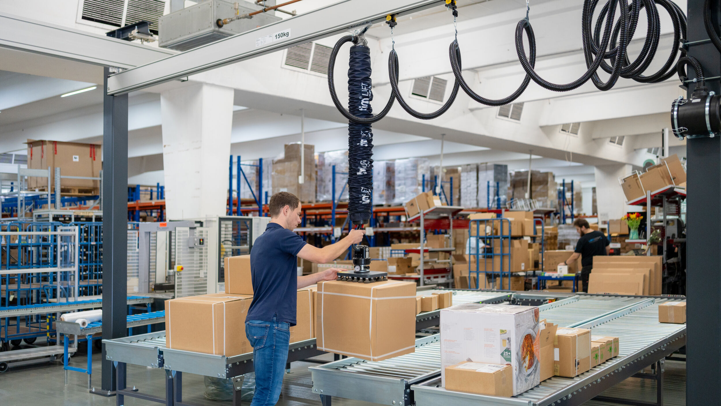 Entlastung für die Mitarbeiter am Warenausgang: Mit dem Quick Lift von Timmer lassen sich auch schwere oder unhandliche Kartons aus dem Elektronikgroßlager mühelos bewegen.