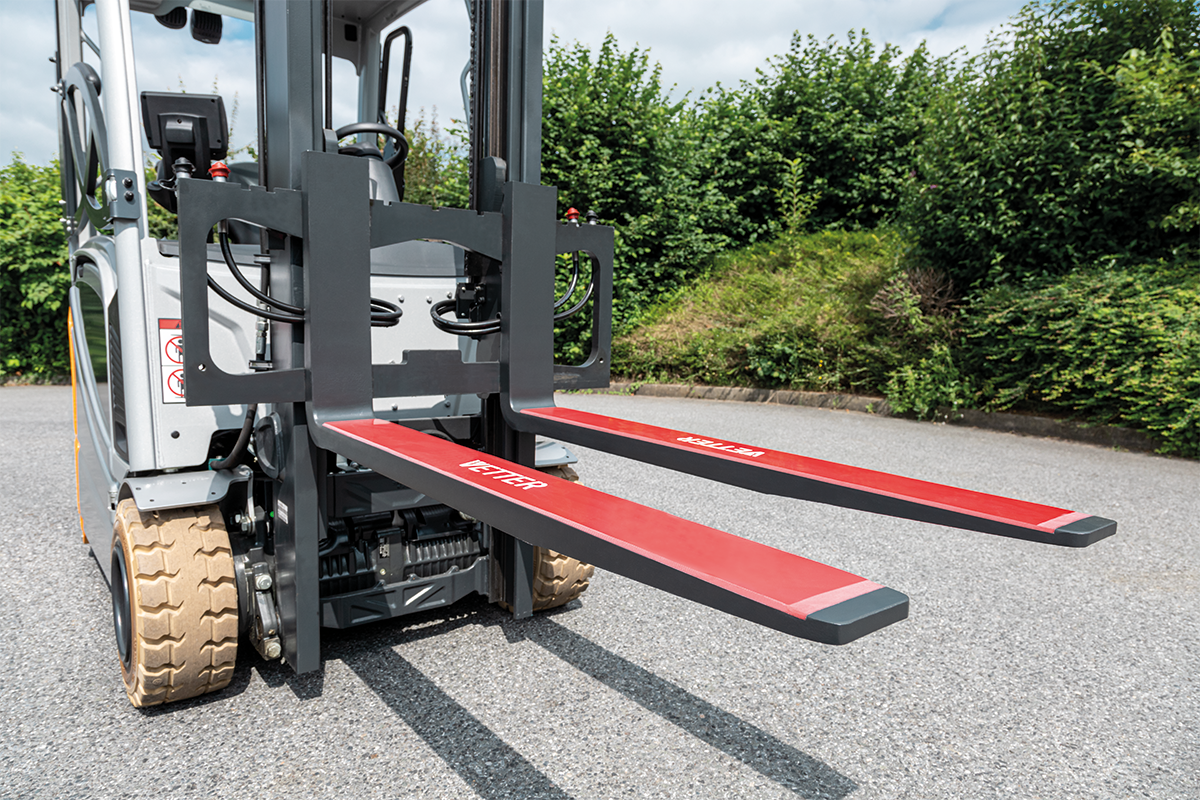 Die Croc Gabelzinkenbeschichtungen von Vetter Industrie sorgen durch ihre hohe Rutschhemmung dafür, dass das Transportgut auch unter schwierigen Bedingungen sicher auf den Gabelzinken bleibt.
