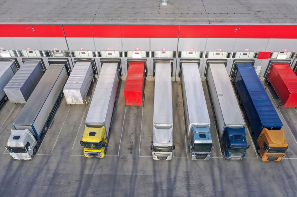 Digitales Yard Management koordiniert LKW-Bewegungen am Werkstor und reduziert Wartezeiten.