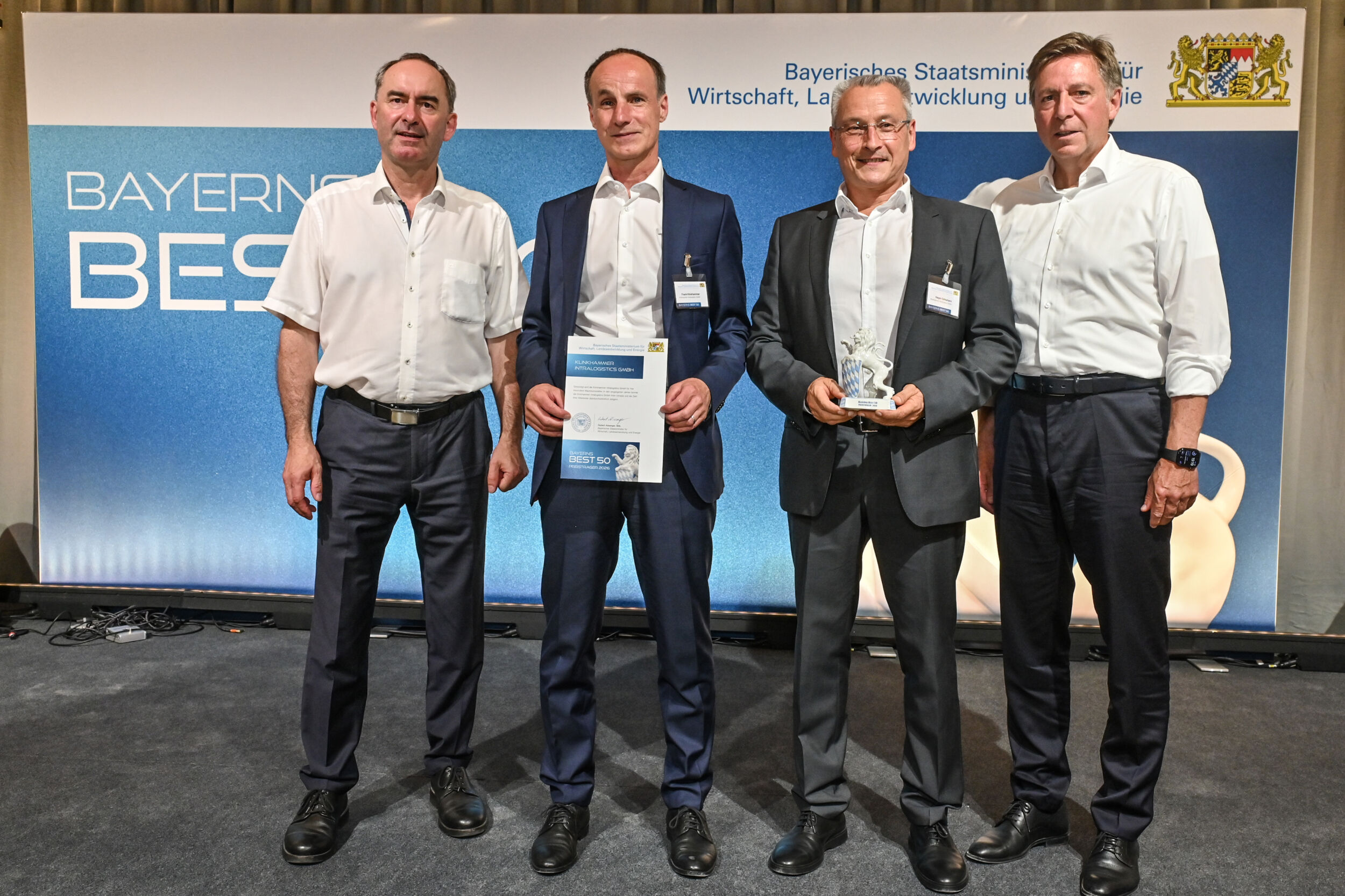 Hubert Aiwanger, Bayerischer Wirtschaftsminister; Frank Klinkhammer, Geschäftsführer bei Klinkhammer Intralogistics; Hagen Schumann, Geschäftsführer bei Klinkhammer Intralogistics; Prof. Dr. Thomas Edenhofer, Juror bei Baker Tilly (v.l.n.r.).