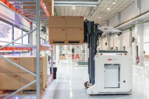 Mit Flexley Stack F712 erweitert ABB Robotics seine KI-gestützte Visual-SLAM-Technologie auf autonome Gabelstapler - für automatisierten Palettentransport.