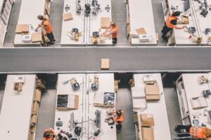 KI-gesteuert arbeiten Roboter, Fördertechnik und Vision-Systeme nicht isoliert, sondern abgestimmt zusammen - und auch Kommissionierung, Routing und Qualitätsprüfung greifen ineinander.