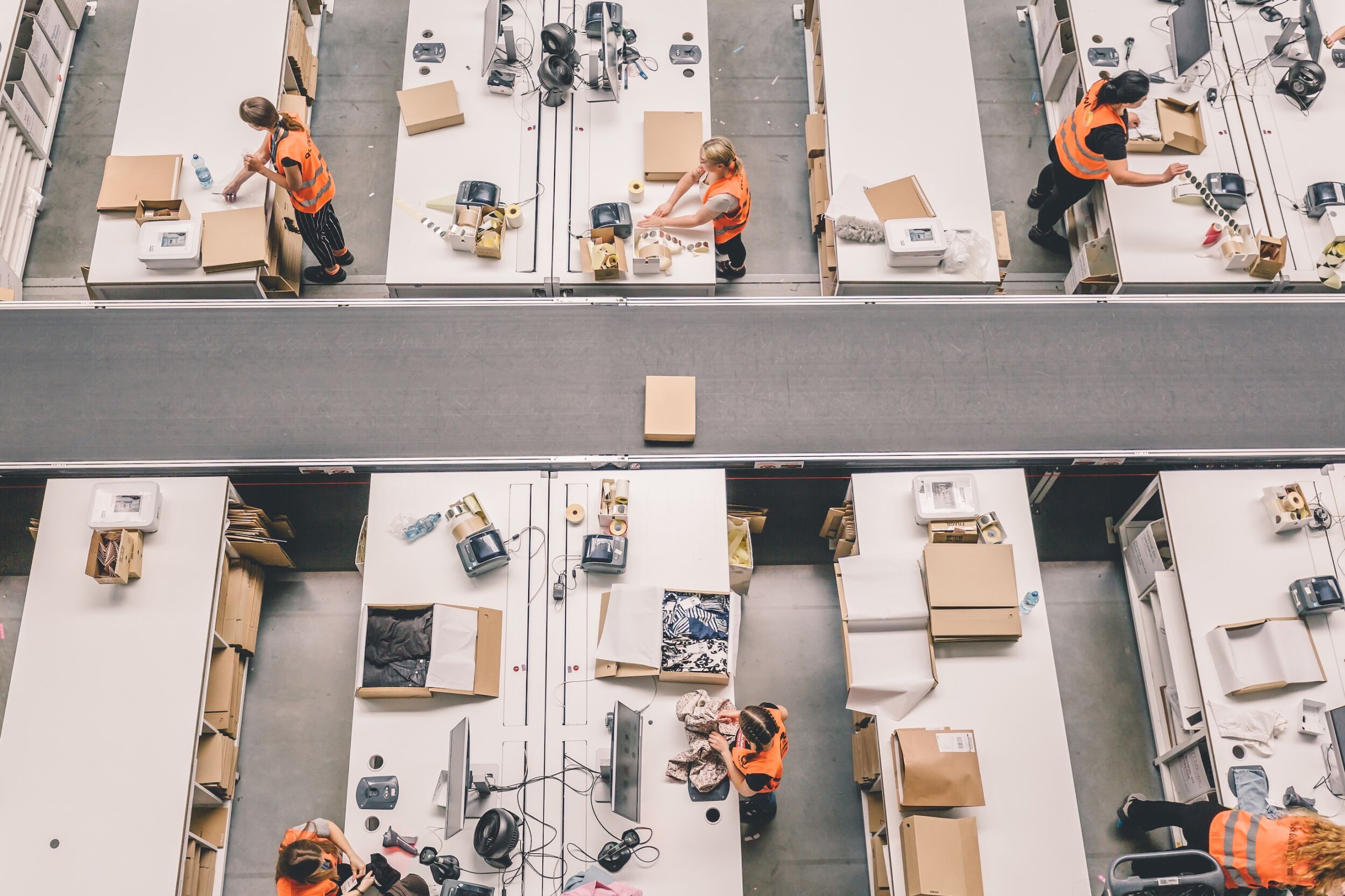 KI-gesteuert arbeiten Roboter, Fördertechnik und Vision-Systeme nicht isoliert, sondern abgestimmt zusammen - und auch Kommissionierung, Routing und Qualitätsprüfung greifen ineinander.